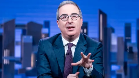 جون أوليفر: لا تغيير في البرنامج بعد استحواذ سكايدانس