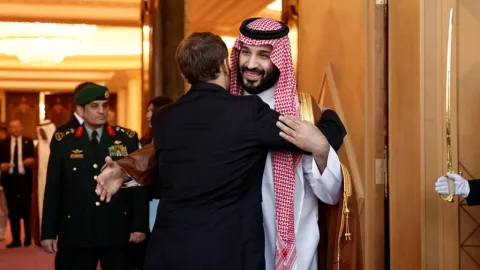 ماكرون يزور السعودية في زيارة مفاجئة للتضامن