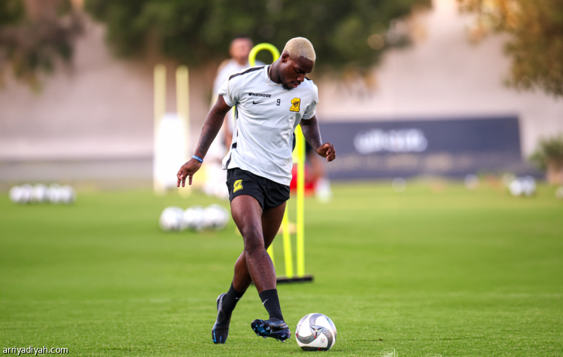 دوري روشن: الهلال في صدارة الدوري