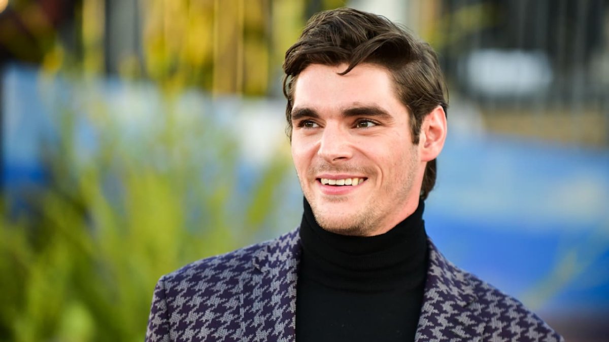 رجل يدعى RJ Mitte توفي