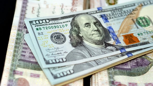 بعد إعلان رفع الفائدة.. سعر الدولار في بنكي مصر والأهلي الآن