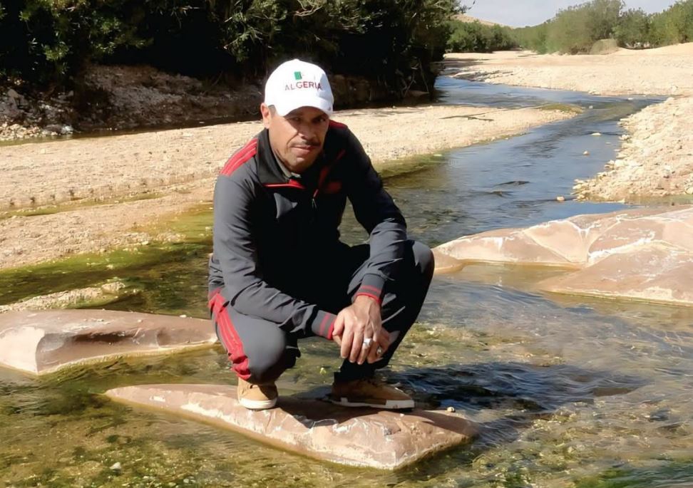 عمارة مشلفخ… عاشق الجبال الذي يكشف أسرار مسعد وكنوزها