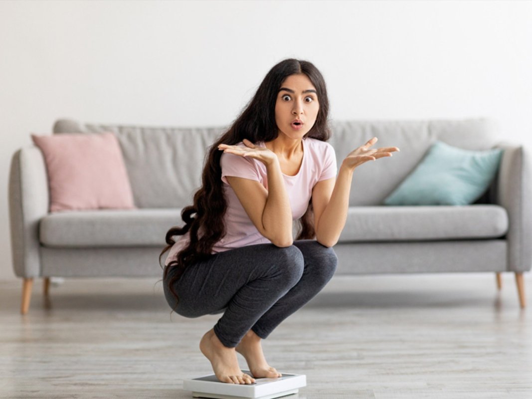 لماذا يزداد وزنكِ رغم أنكِ لا تأكلين كثيراً.. عوامل انتبهي لها
