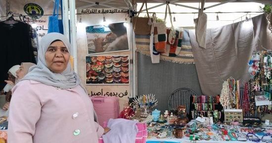 سيدات القصير يخطفن الأنظار بمنتجات الخوص والصدف فى معرض «أيادى مصر»