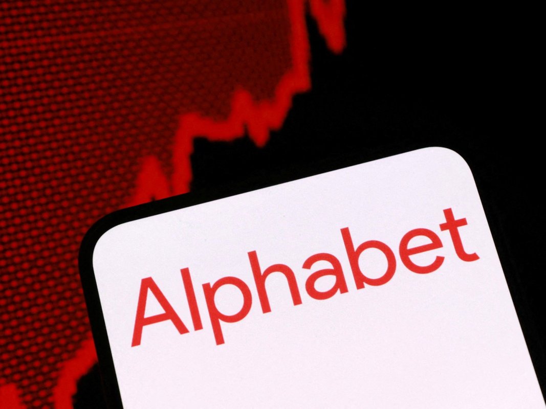 أسهم ألفابيت تهوي بأكثر من 13% وتتجه لخسارة نصف تريليون دولار