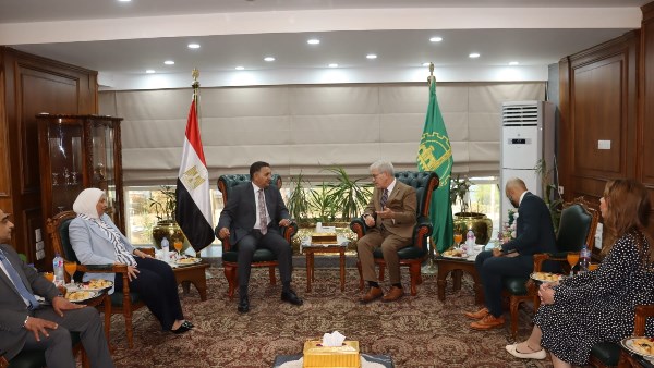 محافظ القليوبية يستقبل القائم بأعمال سفير أمريكا لتعزيز التعاون المشترك