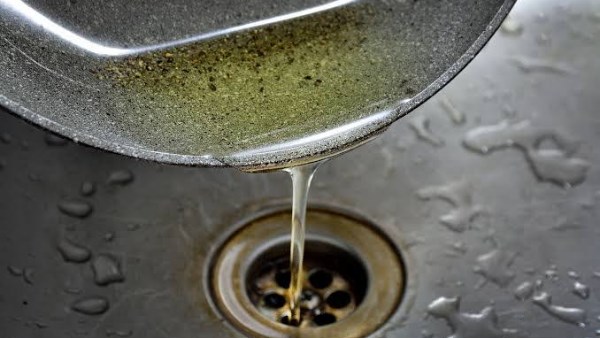 بحوث تلوث المياه يحذر من إلقاء الزيوت في الأحواض وإهمال تسريبات المياه وغسل السيارات بالخرطوم