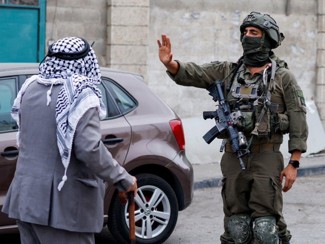 الضفة.. اعتقال 13 فلسطينيا وهدم منزلين و5 آلاف مهجر ومحاصر بالخليل