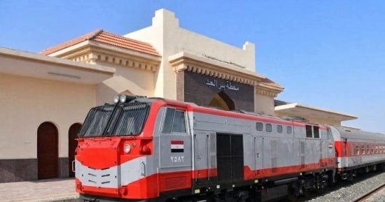 سائق قطار يتوقف فى اللحظة المناسبة لإنقاذ مزارع من مزلقان دراو بأسوان