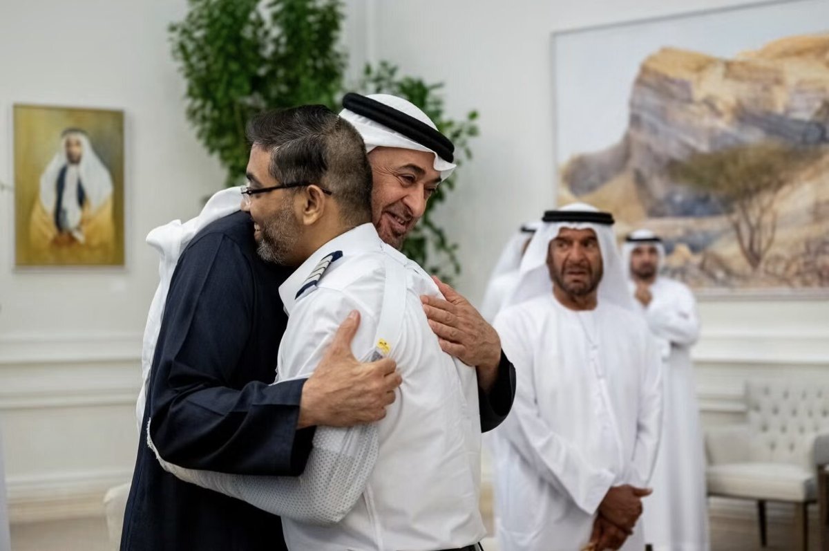 بعد محاولة الاختطاف.. رئيس الإمارات يكرم طاقم رحلة "فلاي دبي" ويمنحهم وسام زايد الثاني