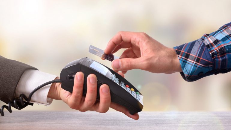 رسائل مهمة من البنوك وشركات الاتصالات بمناسبة التوقيت الشتوي