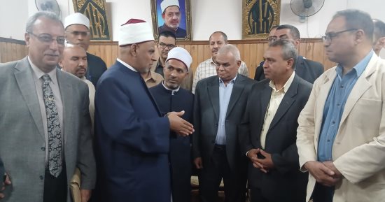 رئيس قطاع المعاهد الأزهرية يتفقد ديوان منطقة سوهاج ويجتمع بمديرى الإدارات