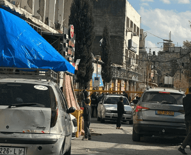 الاحتلال يغلق وسط الخليل ويهدم نصبا تذكاريا وينصب "كرفانات" فوق المحال التجارية