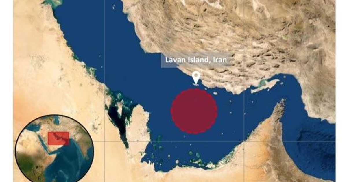 سفينة تشتعل إثر إصابتها بمقذوف قبالة إيران