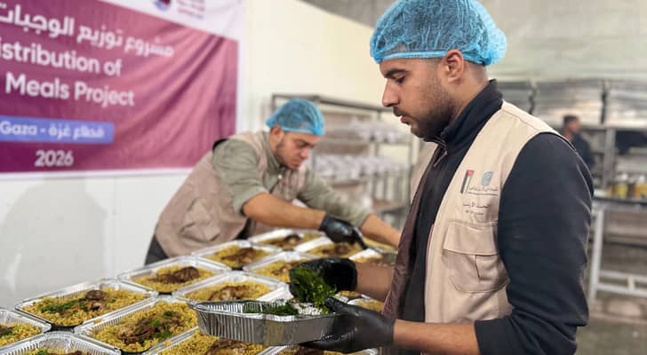 الحملة الأردنية والهيئة الخيرية الأردنية الهاشمية توزعان آلاف الوجبات الغذائية في قطاع غزة عن روح شهداء الكرك