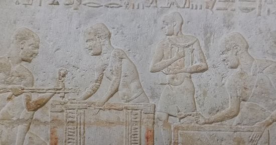 شاهد مراحل صناعة النبيذ على جدران مقابر القدماء المصريين بالمنيا.. صور