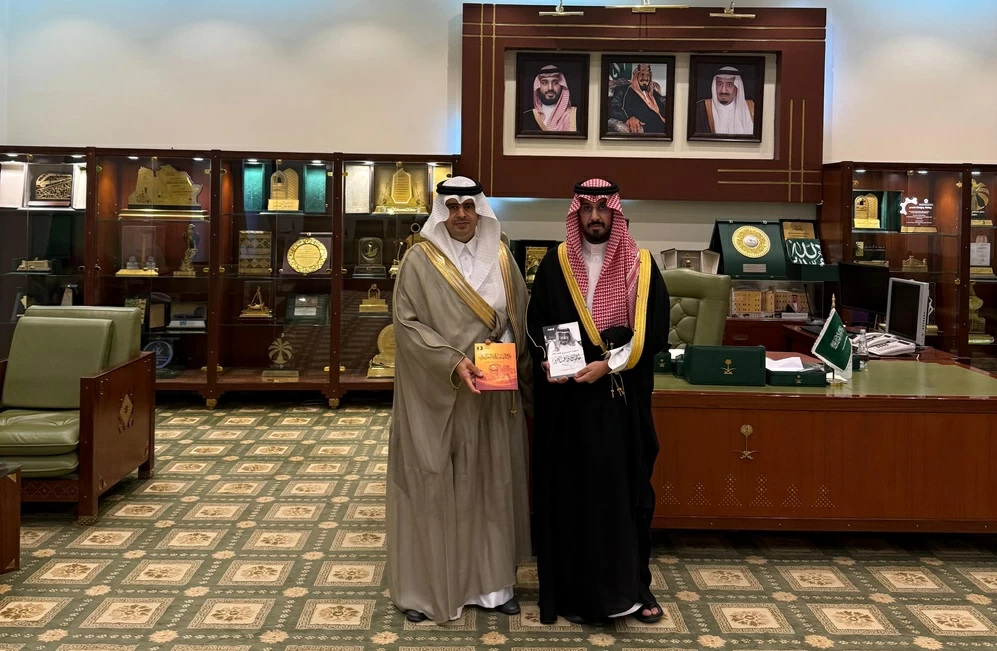 محافظ الخرج يتسلم النسخة الأولى من «تاريخ اليمامة في الشعر العربي»