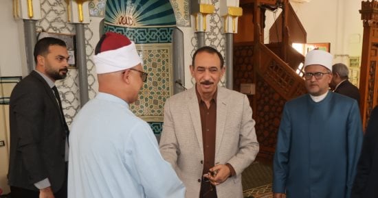 محافظ سوهاج يلتقي المواطنين ويستمع إلى مطالبهم عقب صلاة الجمعة