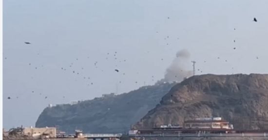 صاروخان لميليشيا الحوثى يستهدفان قصر المعاشيق الرئاسى والمطار فى عدن اليمنية
