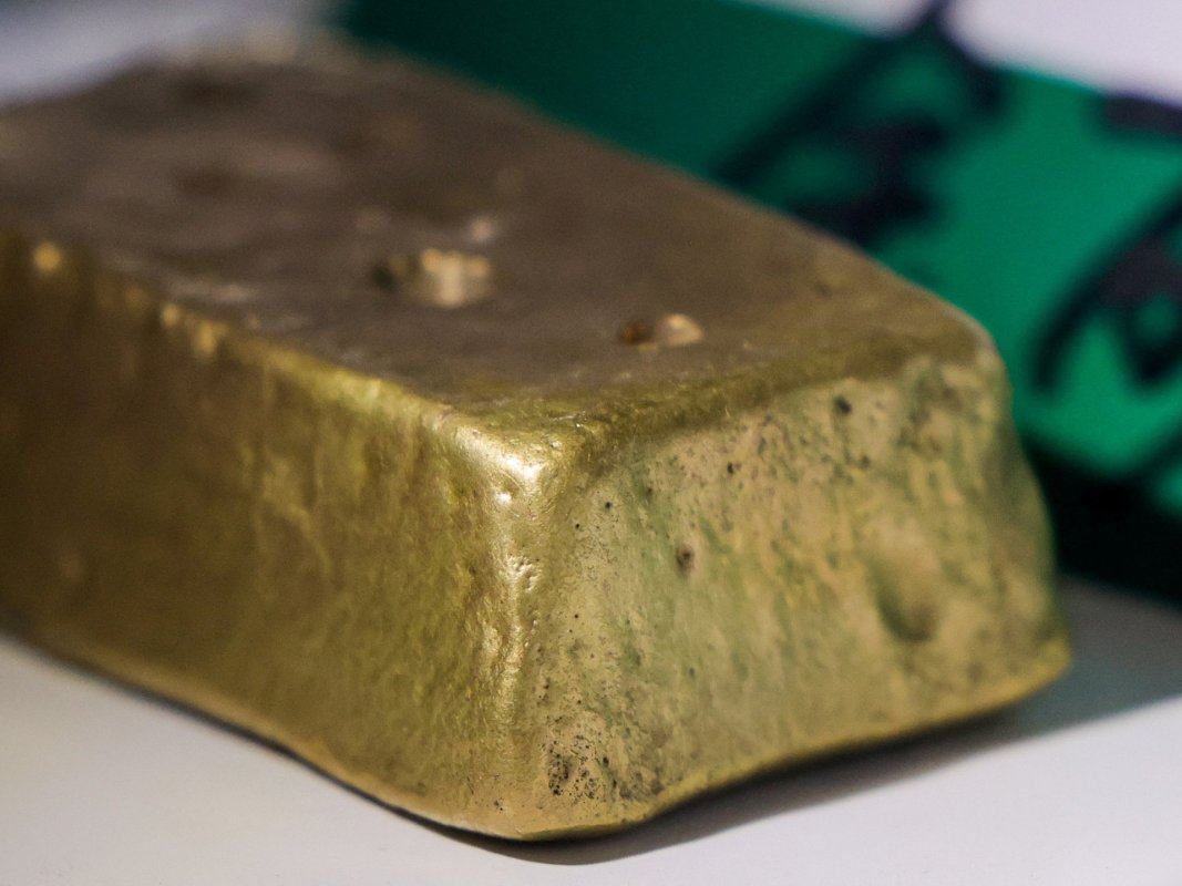 الذهب يواصل الهبوط ويتراجع 2% إلى 3944 دولاراً للأونصة