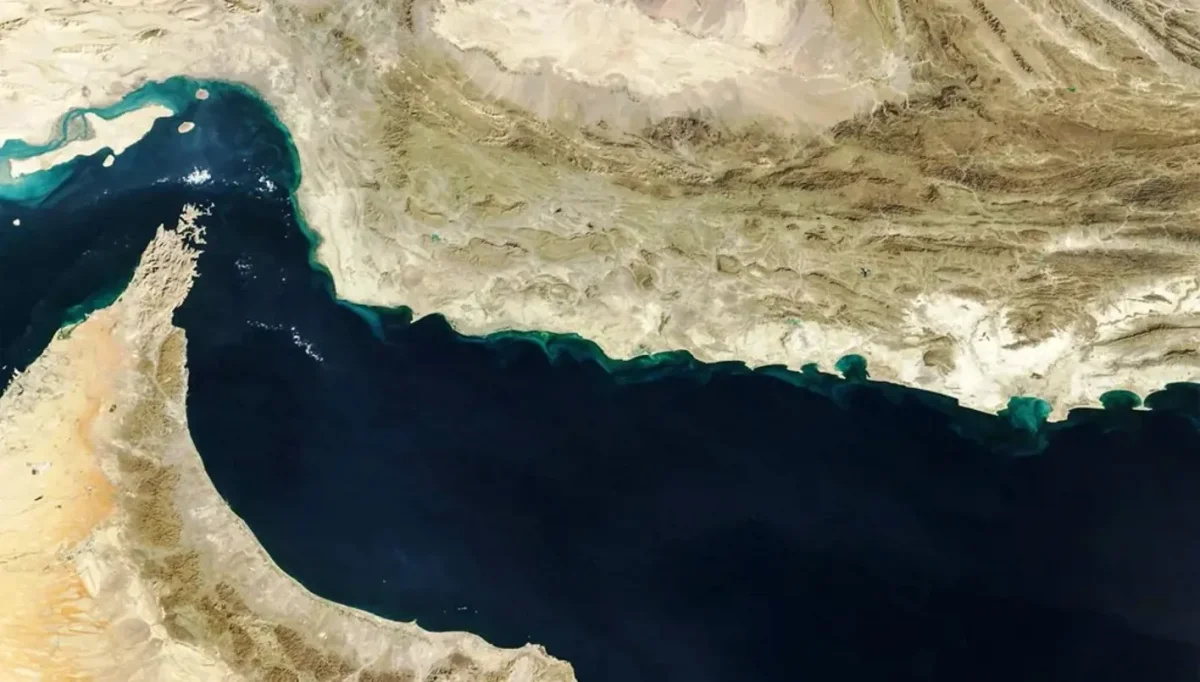 انفجارات قبالة جزيرة قشم الإيرانية... وأنباء عن تفعيل الدفاعات الجوية