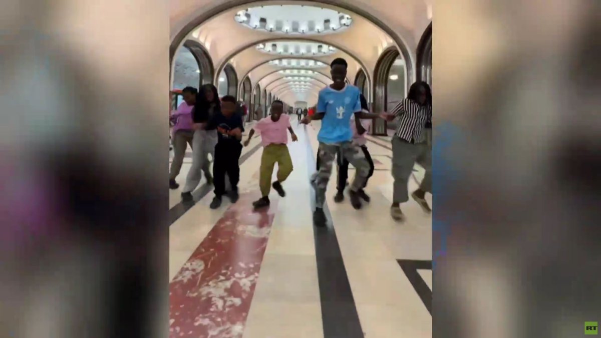 موسكو.. رقص أفريقي في محطة مترو "ماياكوفسكايا"
