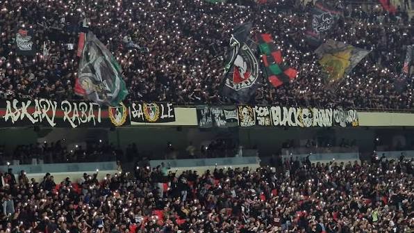 « لسنا قطيعا ».. جماهير الجيش الملكي تفجر غضبها وتطالب بمحاسبة المسؤولين عن تنظيم ملعب مولاي عبد الله