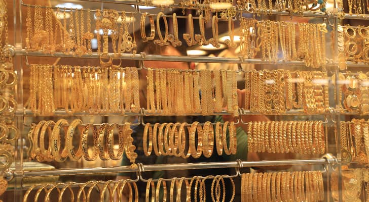 تقارير مالية: توقعات بهبوط الذهب نحو 3,900 دولار والفضة إلى ما دون 53 دولاراً قبيل اجتماع الفيدرالي