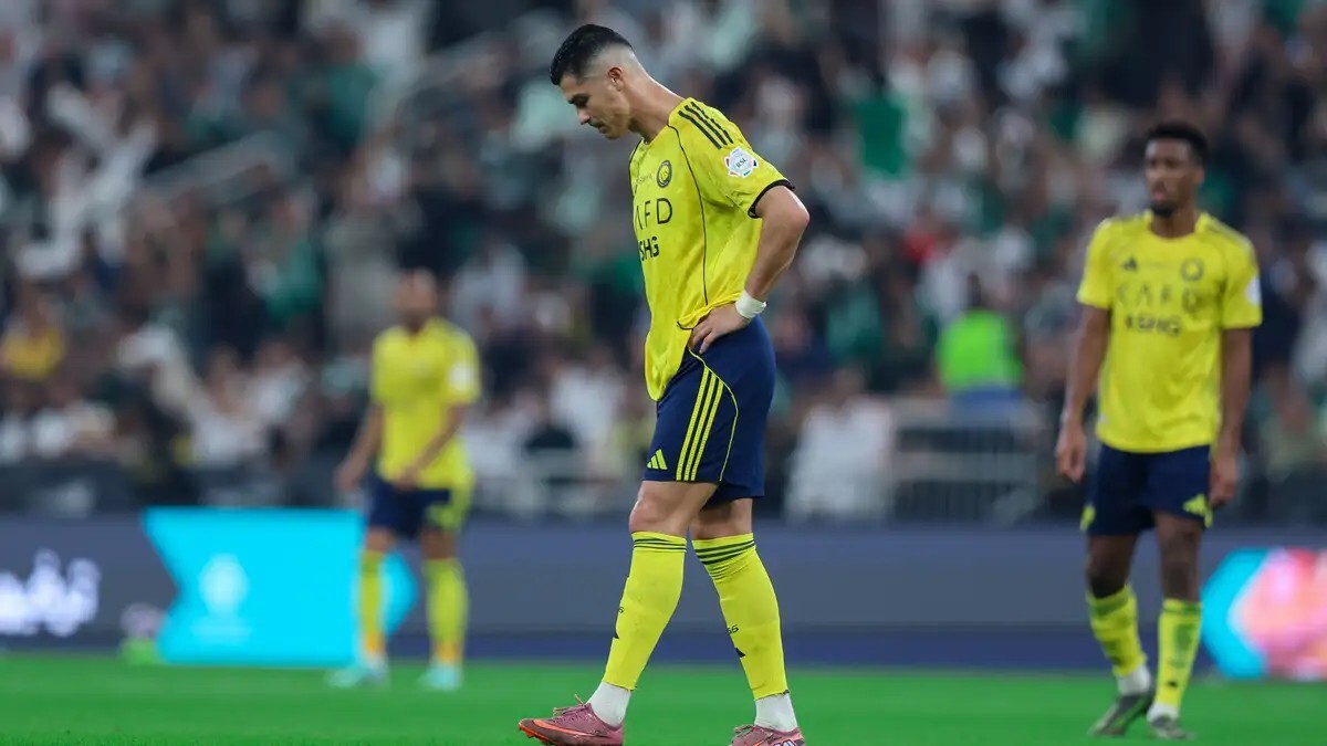 "أحمد عطيف يمكنه تسجيلها وهو مصاب بتمزق".. أسطورة الهلال السعودي يقلل من قيمة "هاتريك" رونالدو
