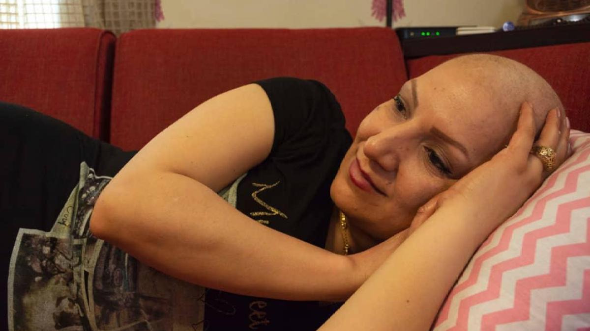 "لا أخشى الموت".. قصة ملهمة لإيرانية واجهت السرطان 8 مرات