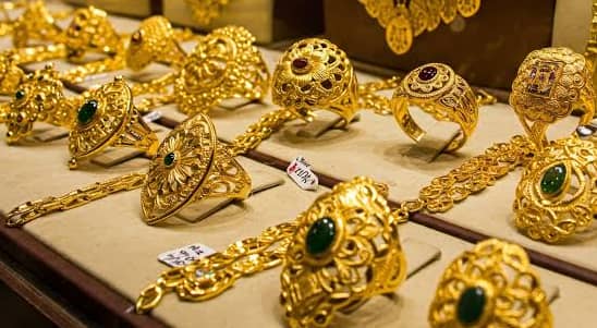 موجة هبوط تضرب أسواق الذهب في السعودية وسط تراجع الأوقية عالمياً