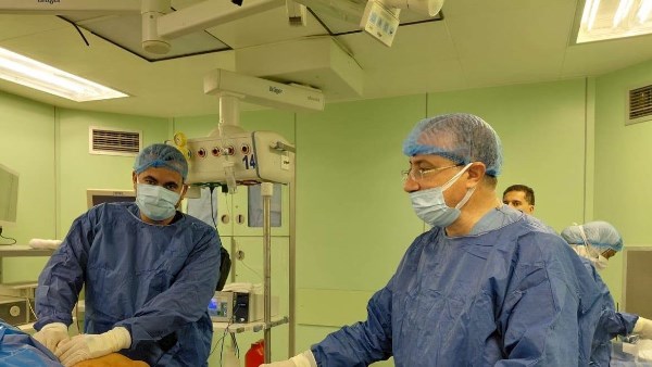 محافظ أسوان يثمن إنجازاً طبياً جديداً بمستشفيات الجامعة.. نجاح علاج دوالى الساقين بالقسطرة