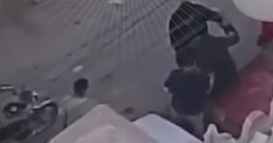 الداخلية تكشف ملابسات فيديو تعدي شخص على زوجته بالضرب في الشارع بكفر الشيخ