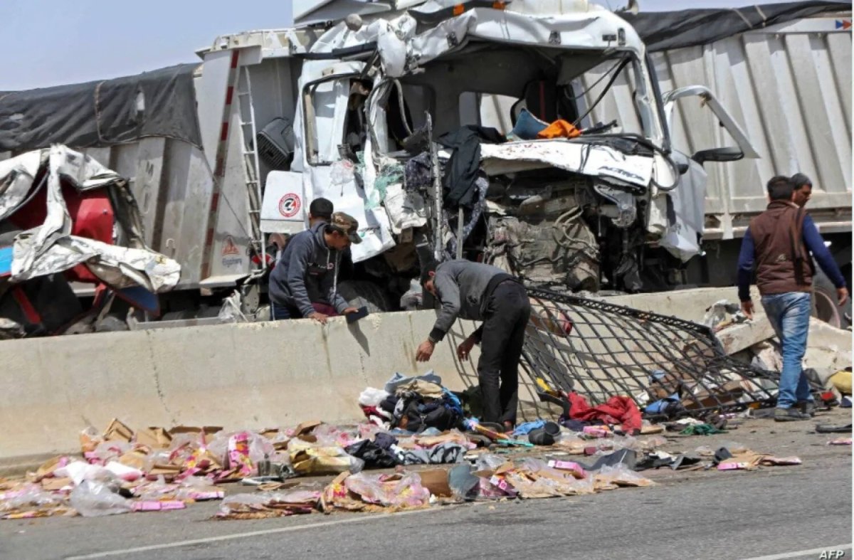 مصرع 9 عمال وإصابة 25 في تصادم مروع على طريق سريع في مصر