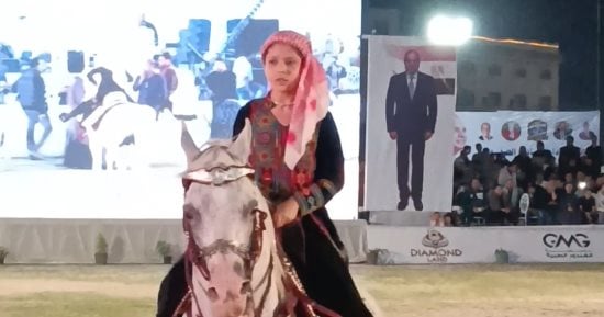 الطفلة أشرقت تخطف الأنظار بمهارتها فى ركوب الخيل بمهرجان الشرقية.. فيديو وصور