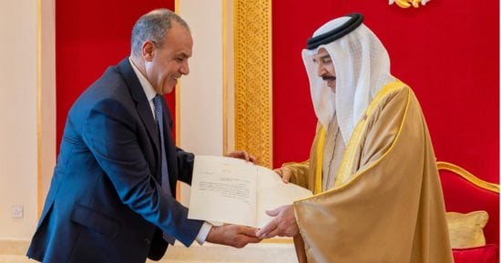 وزير الخارجية يسلم رسالة خطية من فخامة الرئيس السيسى إلى ملك البحرين