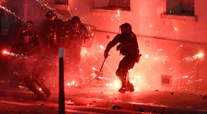 فرنسا على صفيح ساخن في الهالوين.. احتجاجات غلاء المعيشة تتحول إلى مواجهات مع الأمن